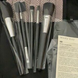 Mary Kay Makeup Brush Set in Black